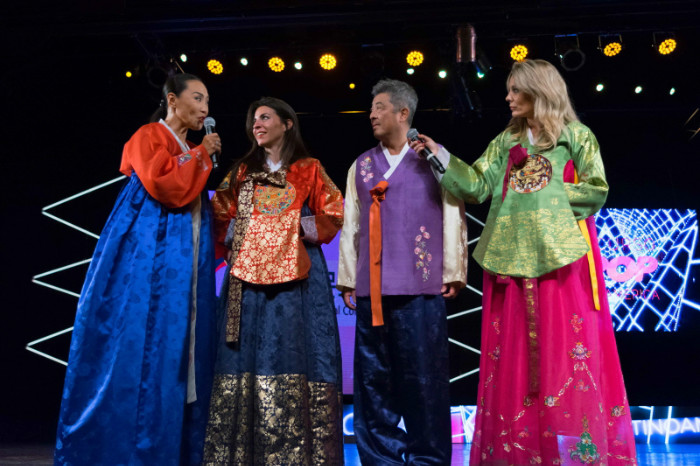 Después de la presentación de los participantes del concurso, se llevó a cabo una muestra de hanbok, la vestimante tradicional coreana, por los presentadores.